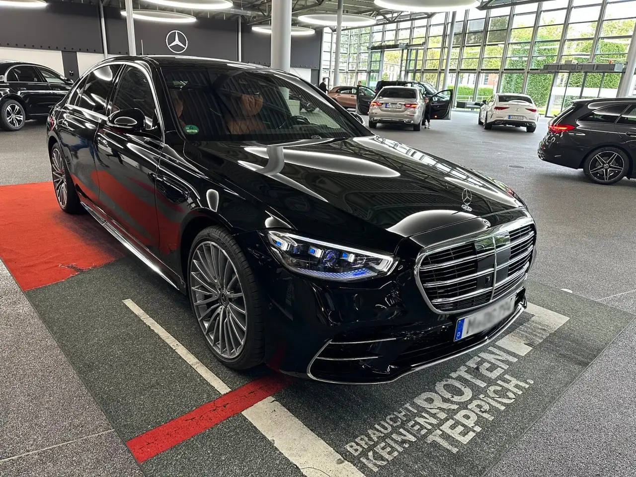 Mercedes Benz S-klasse S400 Long 4-Matic 2023, front view — Barcelona Luxury Car Rental, Barcelona. The Mercedes-Benz S400 Long 4-Matic occupies a different category from the sport and…