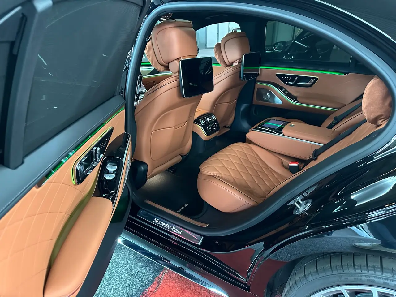 Mercedes Benz S-klasse S400 Long 4-Matic 2023, rear view — Barcelona Luxury Car Rental, Barcelona. The Mercedes-Benz S400 Long 4-Matic occupies a different category from the sport and…