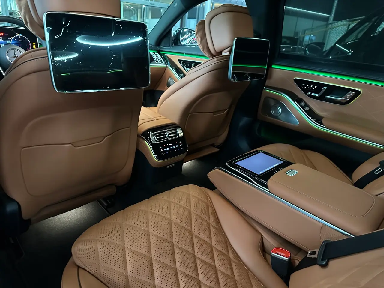 Mercedes Benz S-klasse S400 Long 4-Matic 2023, interior — Barcelona Luxury Car Rental, Barcelona. The Mercedes-Benz S400 Long 4-Matic occupies a different category from the sport and…