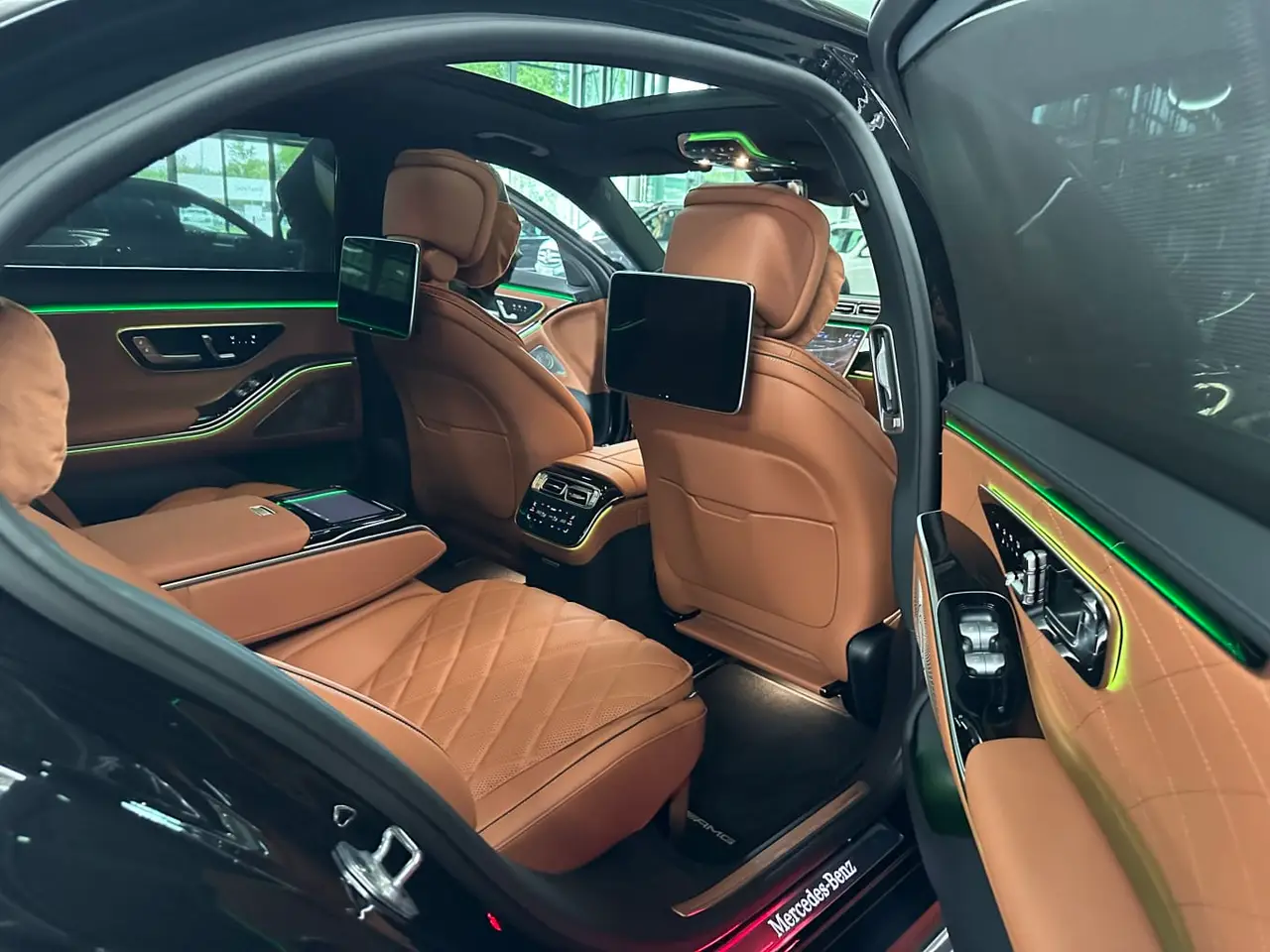 Mercedes Benz S-klasse S400 Long 4-Matic 2023, dashboard — Barcelona Luxury Car Rental, Barcelona. The Mercedes-Benz S400 Long 4-Matic occupies a different category from the sport and…