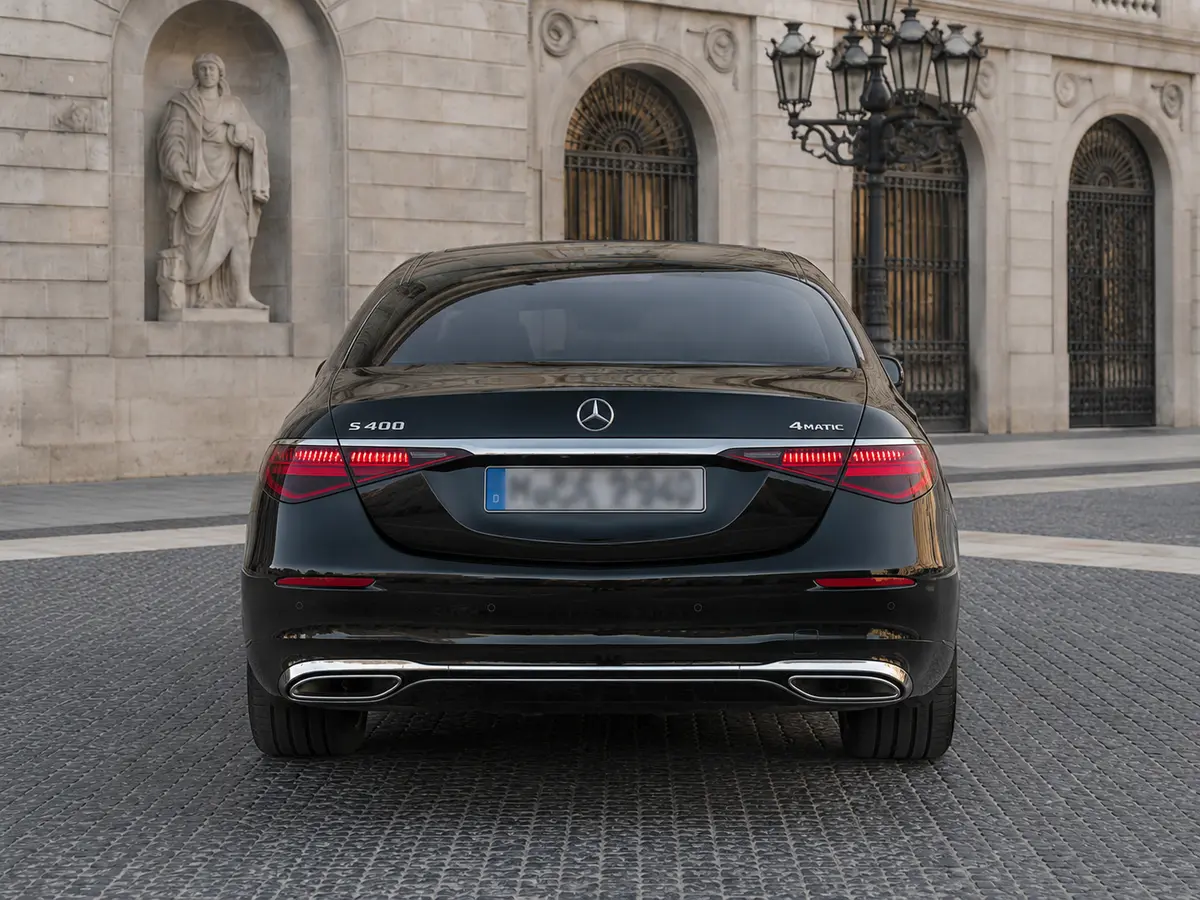 Mercedes Benz S-klasse S400 Long 4-Matic 2023, vista trasera — Barcelona Luxury Car Rental, Barcelona. El Mercedes-Benz Clase S S400 Long 4-Matic de 2023 es la versión de batalla larga de la…
