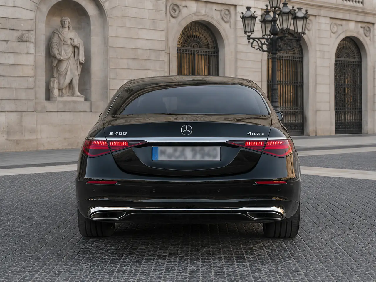 Mercedes Benz S-klasse S400 Long 4-Matic 2023, vista trasera — Barcelona Luxury Car Rental, Barcelona. El Mercedes-Benz Clase S S400 Long 4-Matic de 2023 es la versión de batalla larga de la…