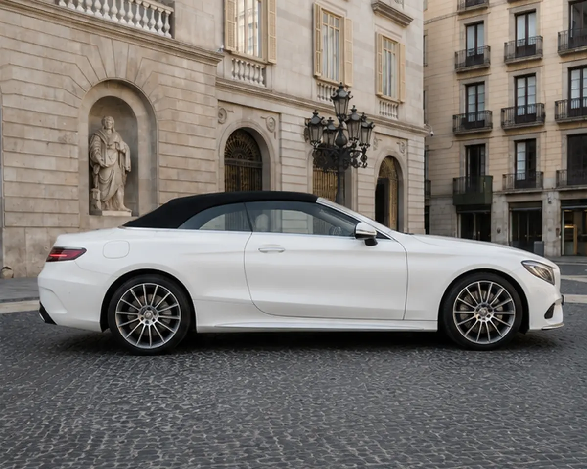Mercedes Benz S560 Cabrio 2021, vue avant — Barcelona Luxury Car Rental, Barcelone. La Mercedes-Benz S560 Cabrio 2021 appartient à cette catégorie rare de cabriolets quatre…