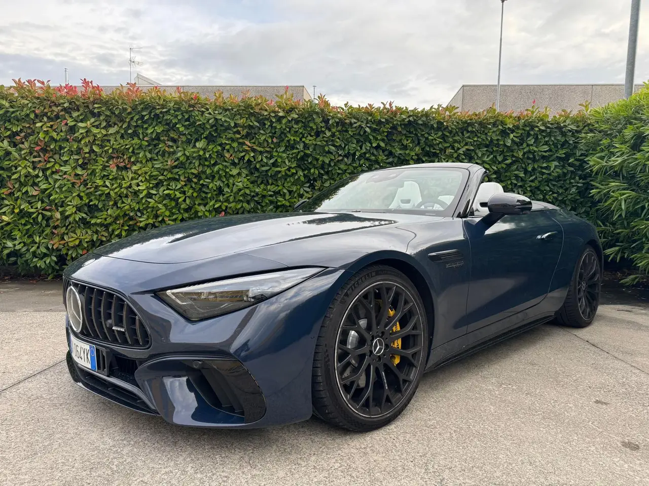 Mercedes Benz SL 63 AMG 2025, vue arrière — Barcelona Luxury Car Rental, Barcelona. La Mercedes-Benz SL 63 AMG 2025 renoue avec l'esprit du grand cabriolet sportif : un…