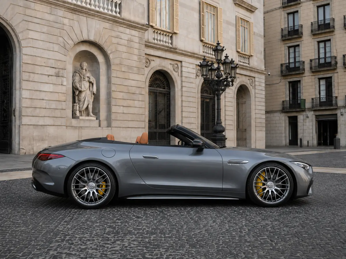 Mercedes Benz SL63 Cabrio 2023, front view — Barcelona Luxury Car Rental, Barcelona. The Mercedes Benz SL63 Cabrio pairs a 585 hp V8 with the folding hardtop mechanics that…