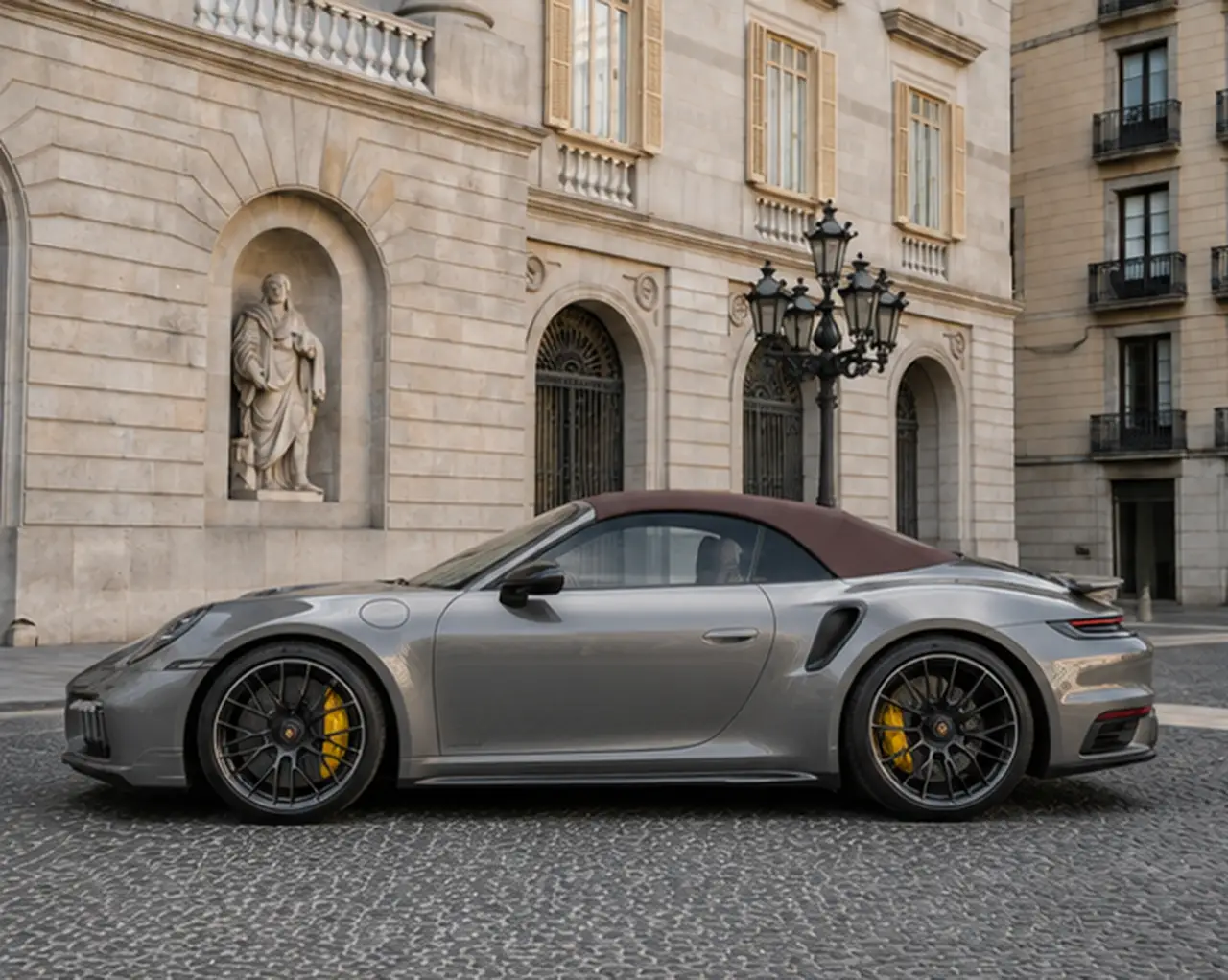 Porsche 911 992 Carrera Turbo S Cabrio 2026, exterior — Barcelona Luxury Car Rental, Barcelona. El Porsche 911 992 Carrera Turbo S Cabrio de 2026 reúne 650 CV y una carrocería…