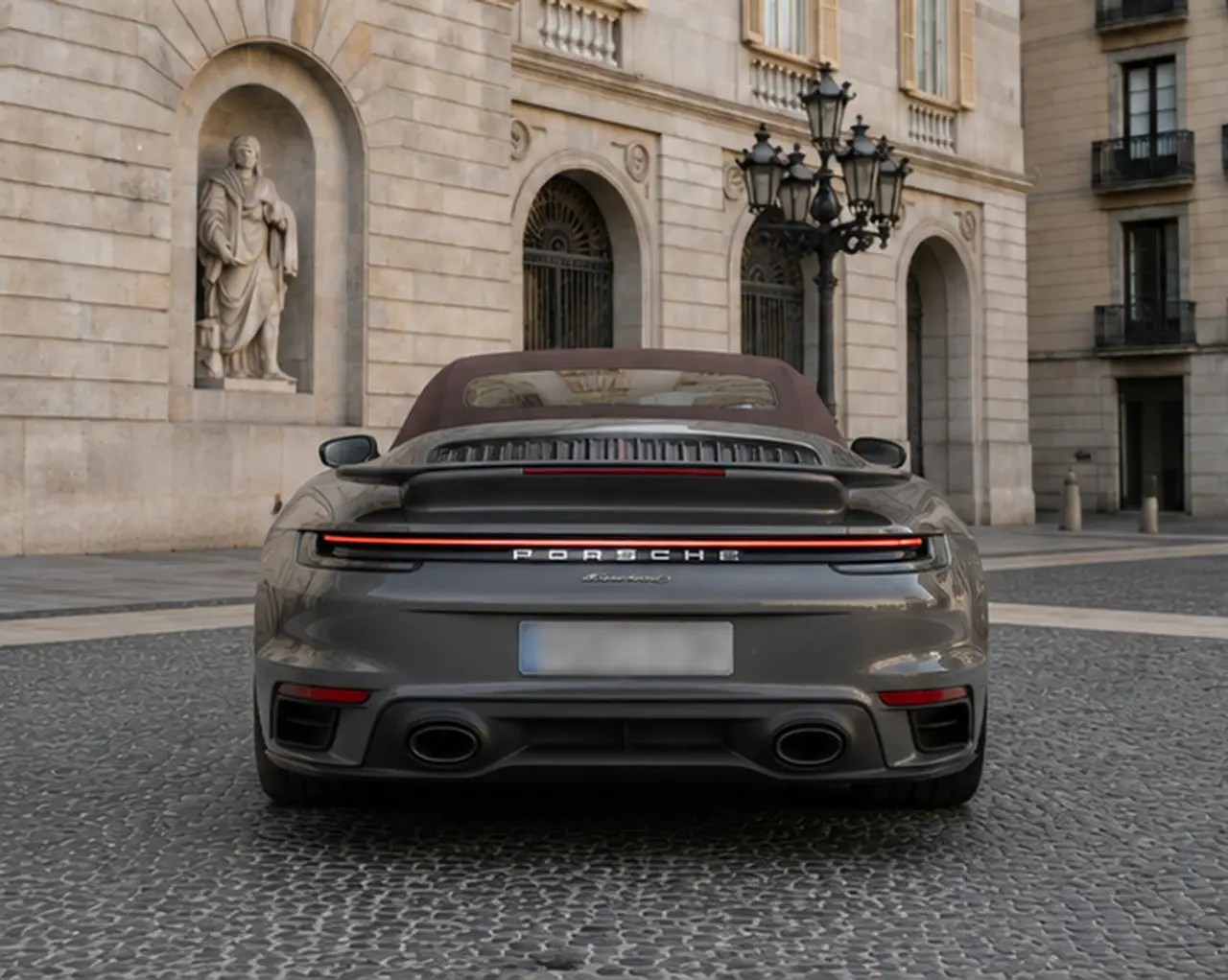 Porsche 911 992 Carrera Turbo S Cabrio 2026, vista trasera — Barcelona Luxury Car Rental, Barcelona. El Porsche 911 992 Carrera Turbo S Cabrio de 2026 reúne 650 CV y una carrocería…