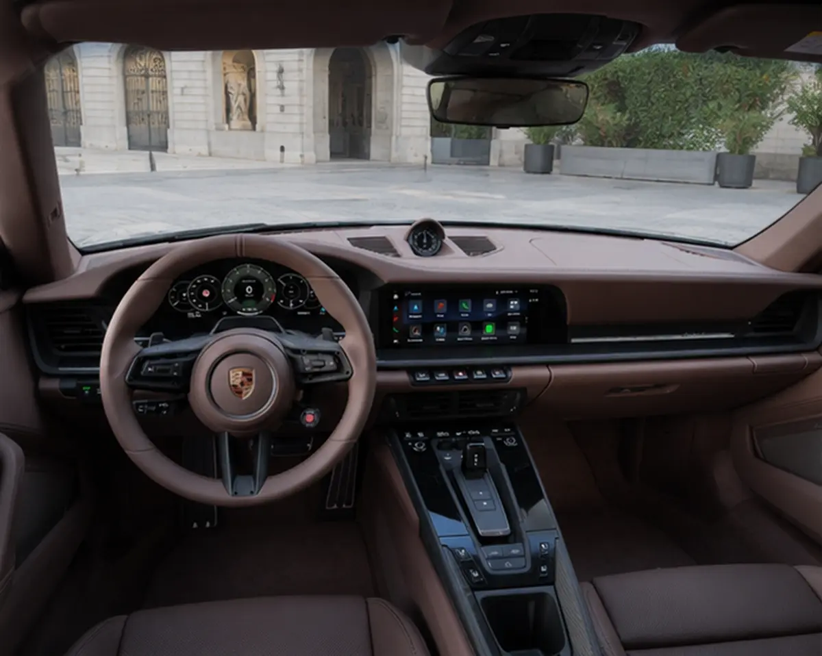 Porsche 911 992 Carrera Turbo S Cabrio 2026, interior — Barcelona Luxury Car Rental, Barcelona. El Porsche 911 992 Carrera Turbo S Cabrio de 2026 reúne 650 CV y una carrocería…