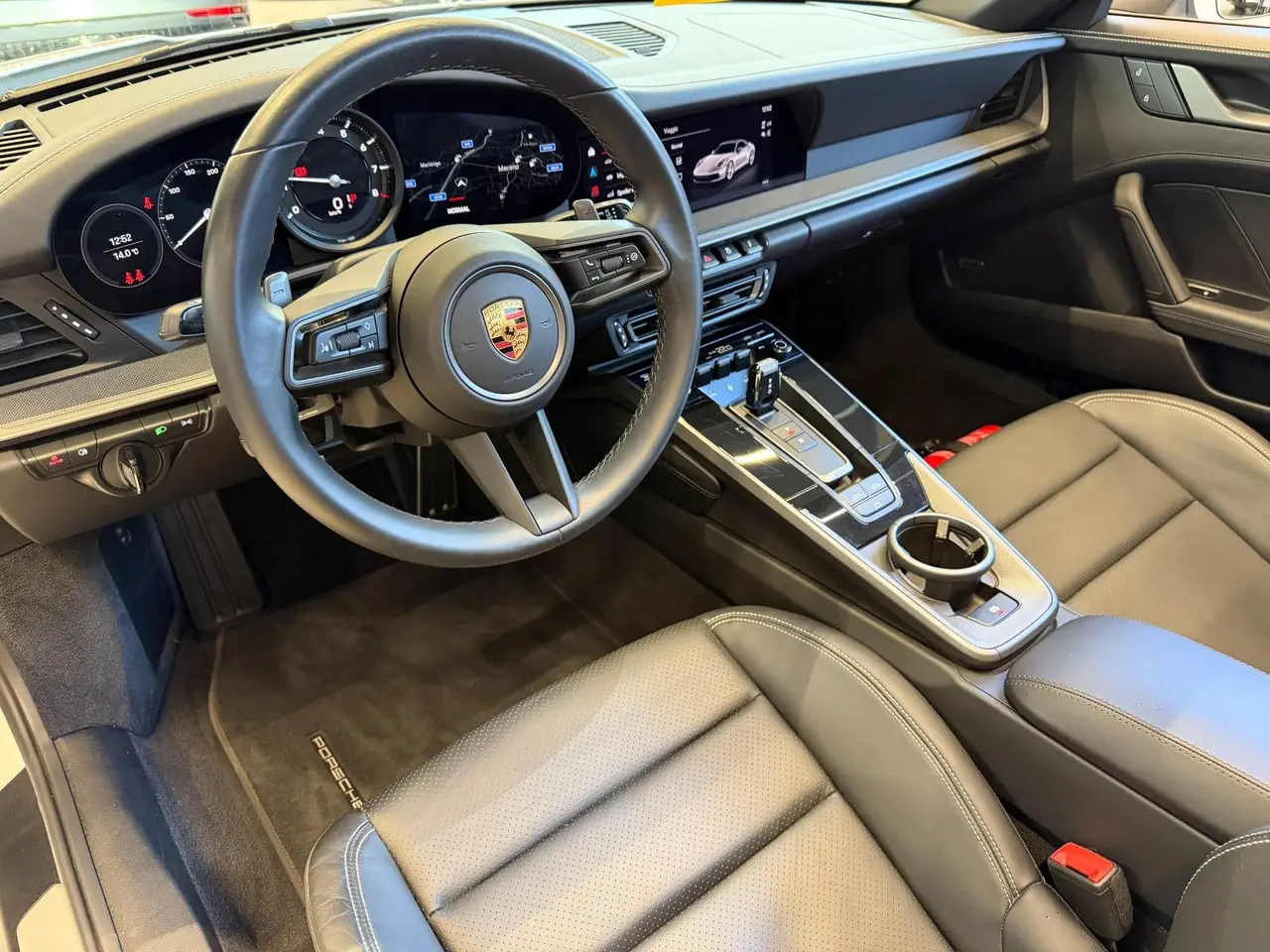 Porsche 911 Carrera S Cabrio (992) 2025, внешний вид — Barcelona Luxury Car Rental, Барселона. Porsche 911 Carrera S Cabrio 992 2025 года — машина, в которой инженерная точность важнее…
