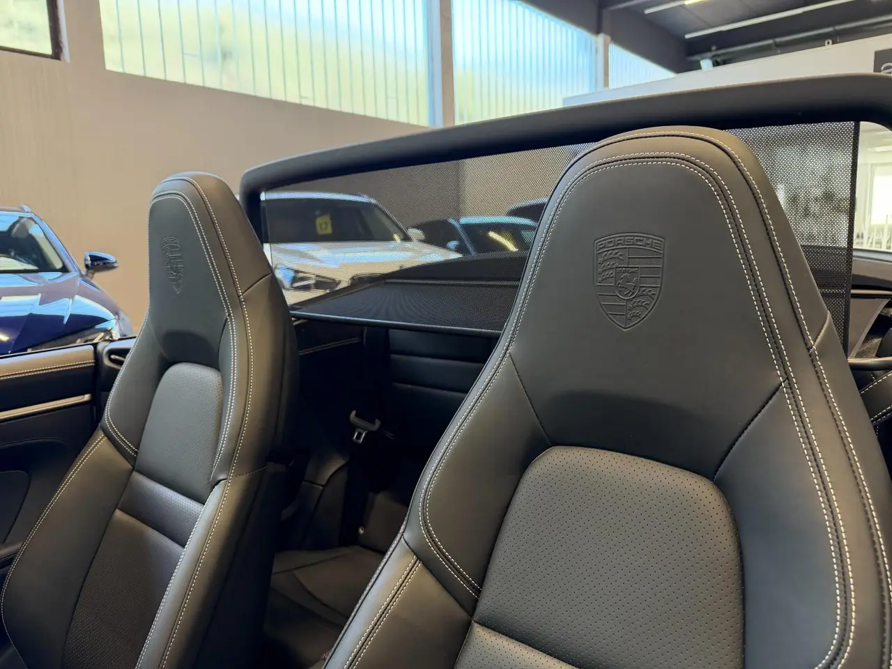 Porsche 911 Carrera S Cabrio (992) 2025, вид спереди — Barcelona Luxury Car Rental, Барселона. Porsche 911 Carrera S Cabrio 992 2025 года — машина, в которой инженерная точность важнее…