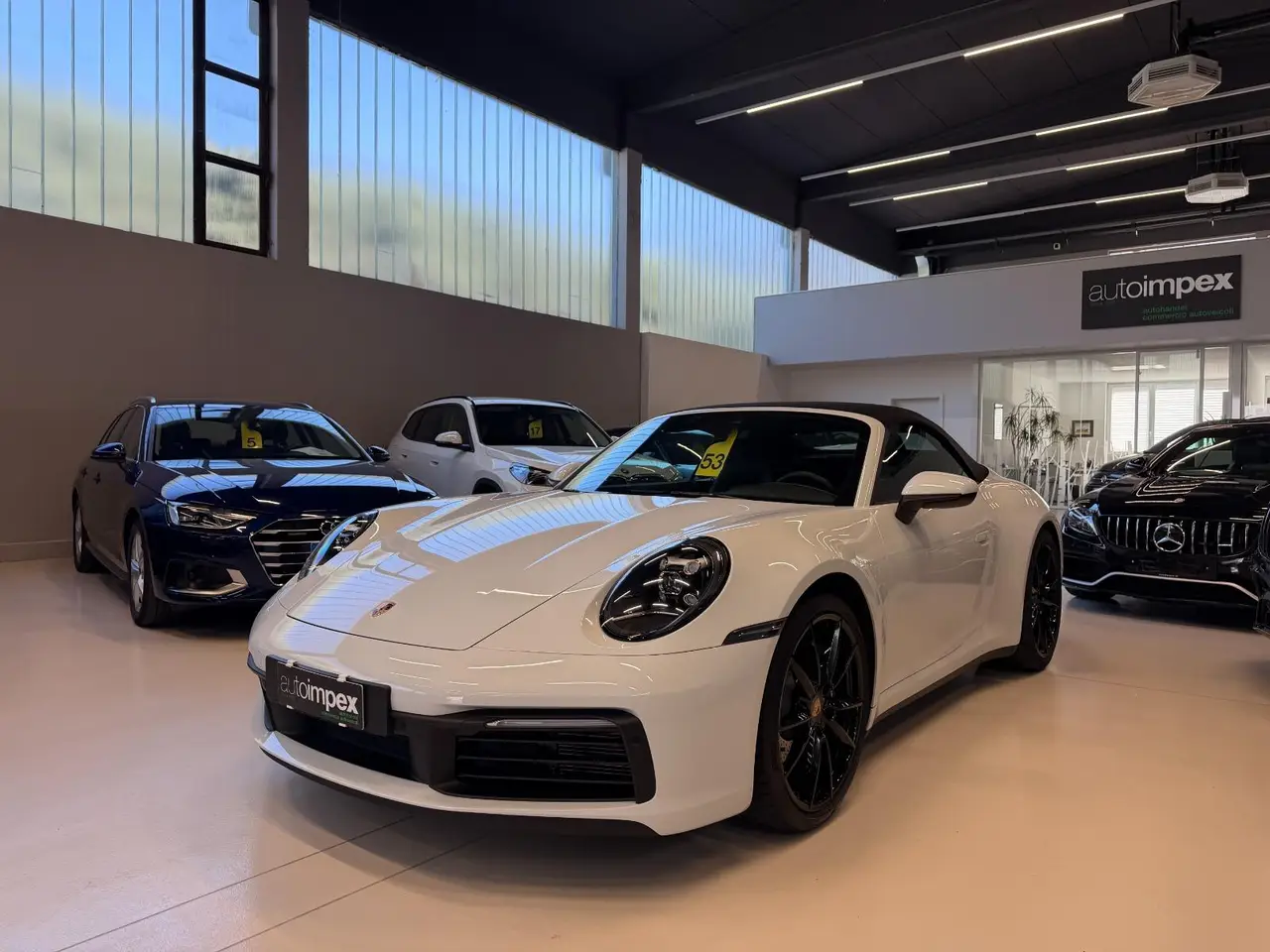 Porsche 911 Carrera S Cabrio (992) 2025, приборная панель — Barcelona Luxury Car Rental, Барселона. Porsche 911 Carrera S Cabrio 992 2025 года — машина, в которой инженерная точность важнее…