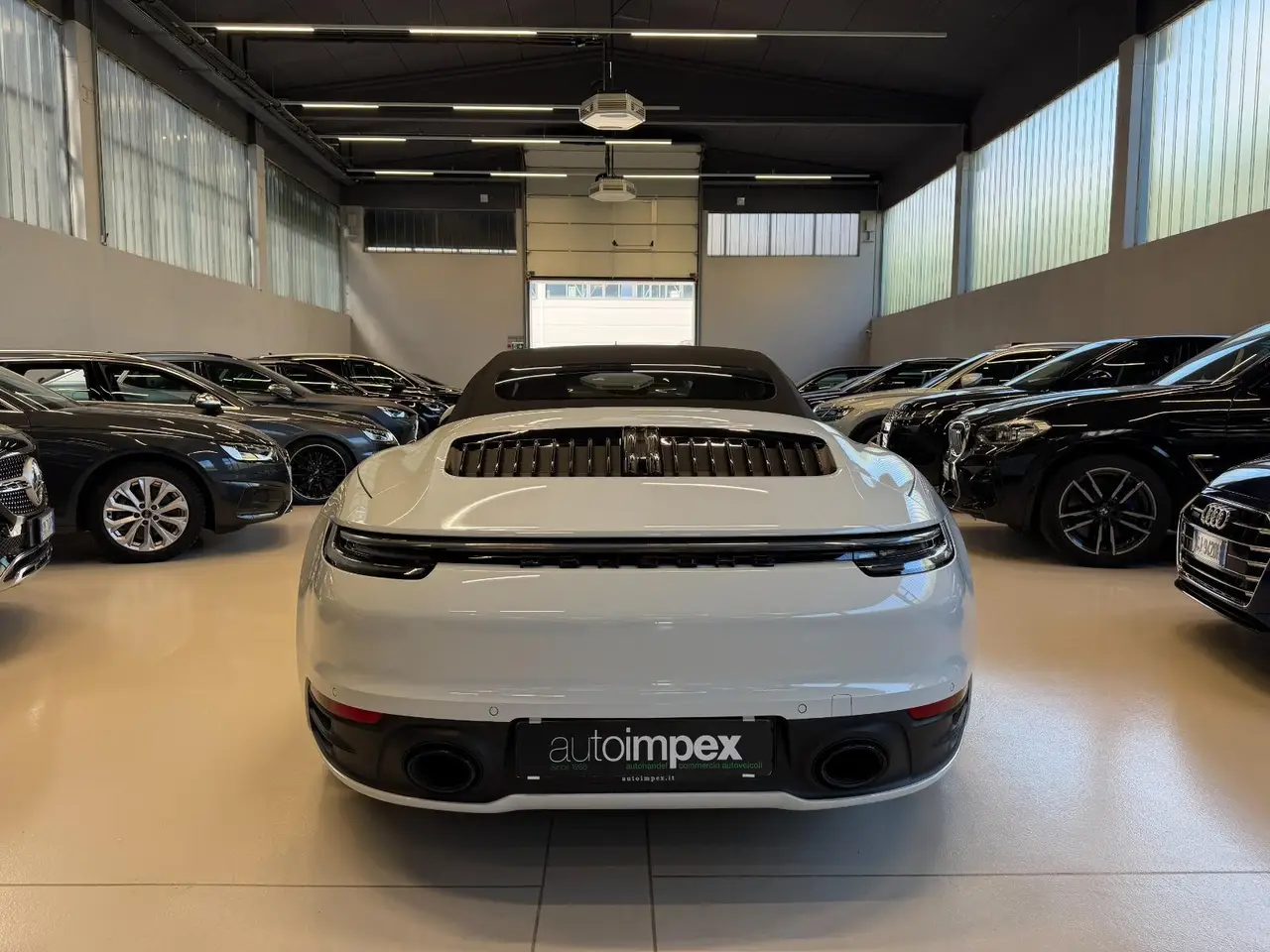 Porsche 911 Carrera S Cabrio (992) 2025, внешний вид — Barcelona Luxury Car Rental, Барселона. Porsche 911 Carrera S Cabrio 992 2025 года — машина, в которой инженерная точность важнее…