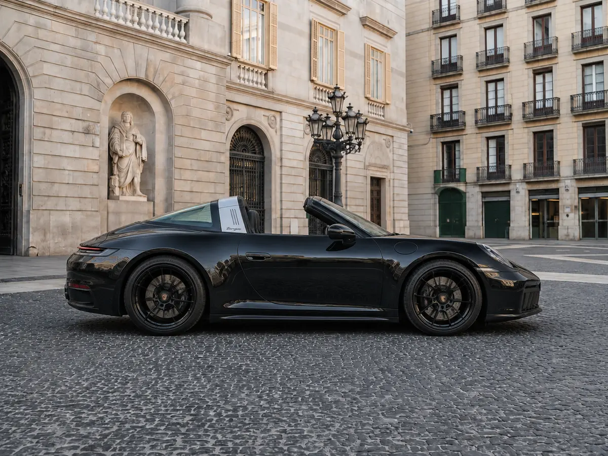 Porsche 911 Targa 2025, front view — Barcelona Luxury Car Rental, Barcelona. The 2025 Porsche 911 Targa carries its 541 hp with the kind of composure that rewards a…