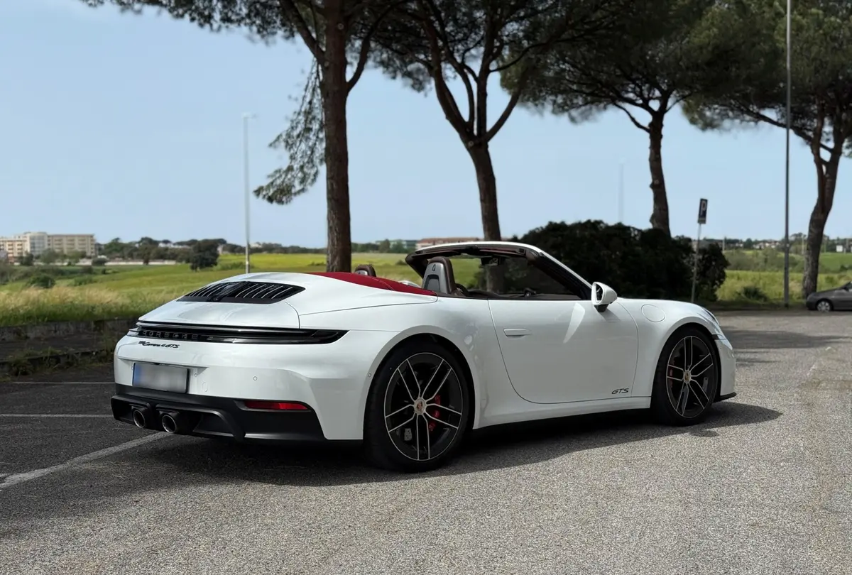 Porsche 992.2 Carrera 4 GTS Cabrio 2025, вид спереди — Barcelona Luxury Car Rental, Барселона