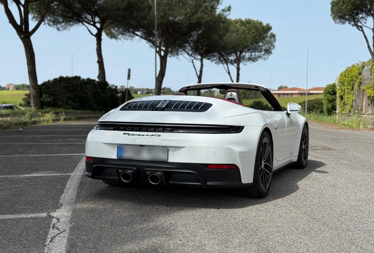 Porsche 992.2 Carrera 4 GTS Cabrio 2025, вид сзади — Barcelona Luxury Car Rental, Барселона