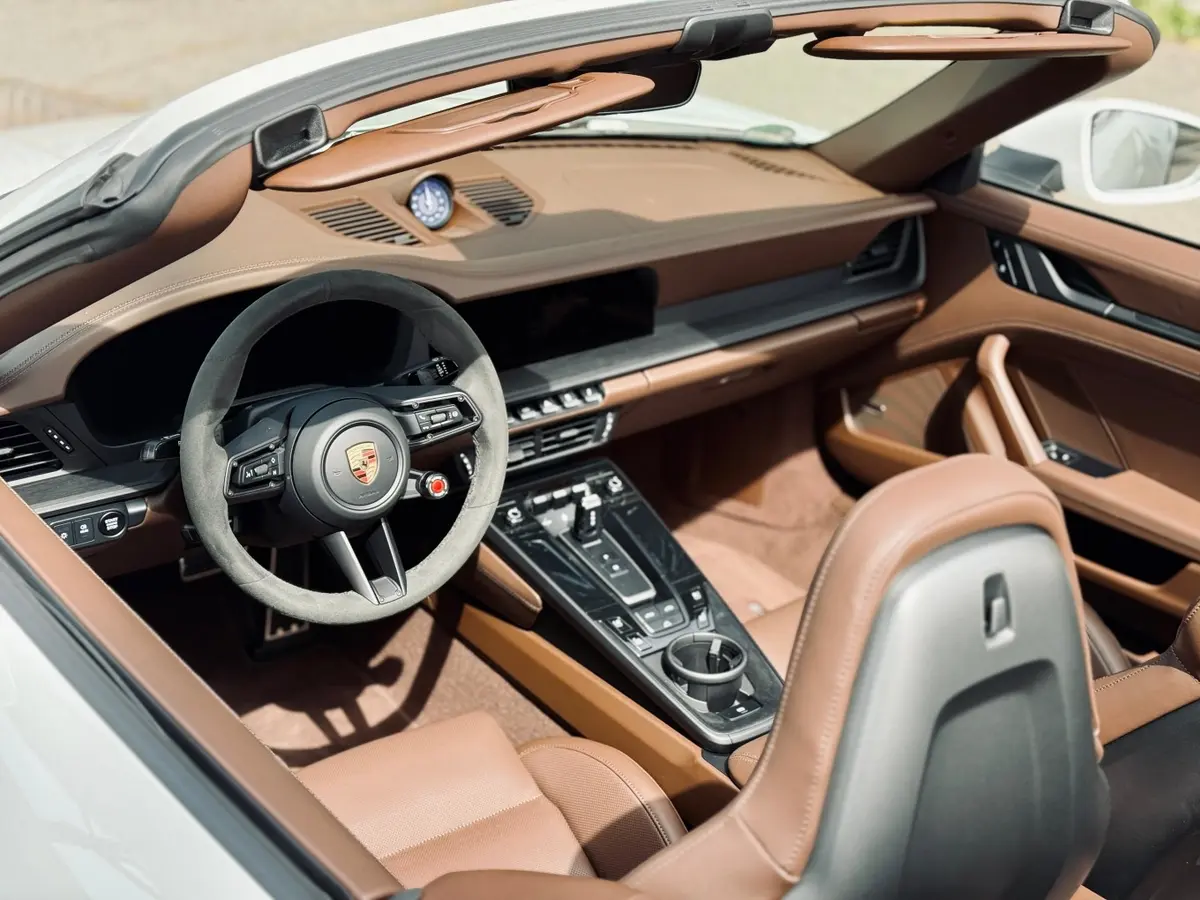 Porsche 992.2 Carrera 4 GTS Cabrio 2025, салон — Barcelona Luxury Car Rental, Барселона