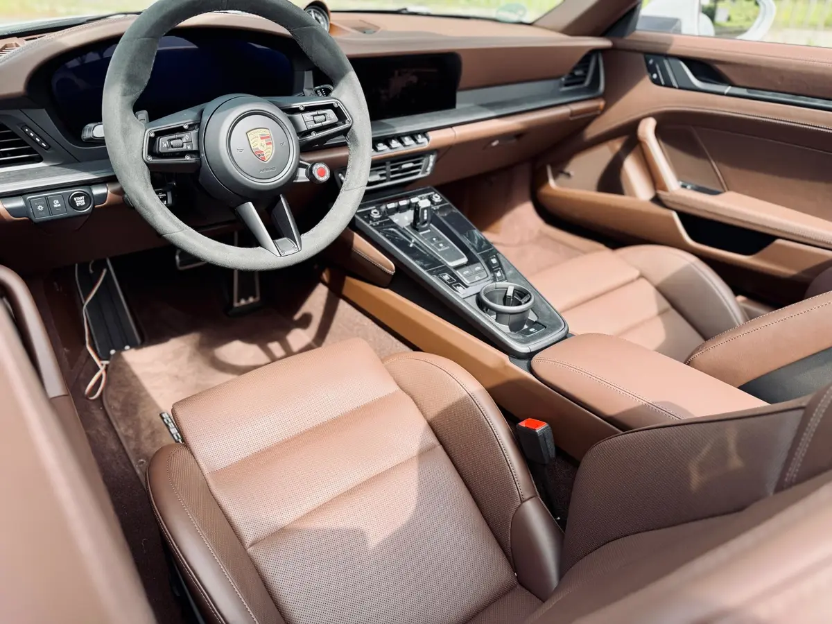 Porsche 992.2 Carrera 4 GTS Cabrio 2025, приборная панель — Barcelona Luxury Car Rental, Барселона
