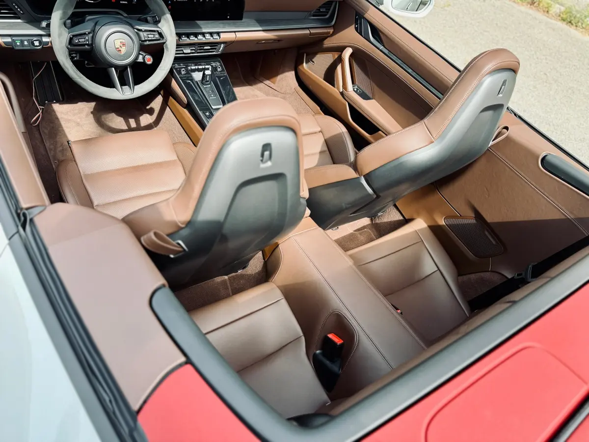 Porsche 992.2 Carrera 4 GTS Cabrio 2025, профиль — Barcelona Luxury Car Rental, Барселона