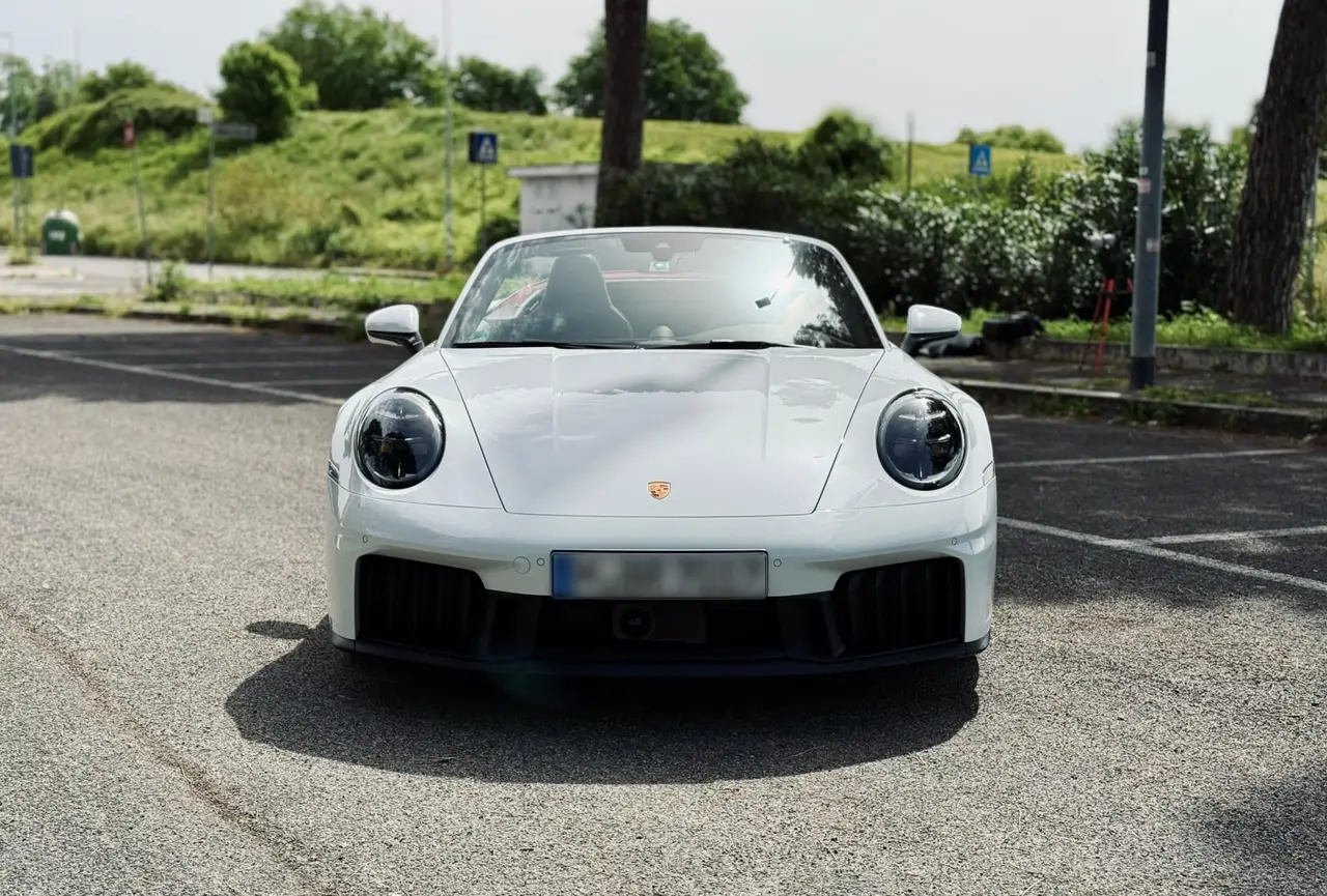 Porsche 992.2 Carrera 4 GTS Cabrio 2025, внешний вид — Barcelona Luxury Car Rental, Барселона. Открытый верх для дороги на Ситжес