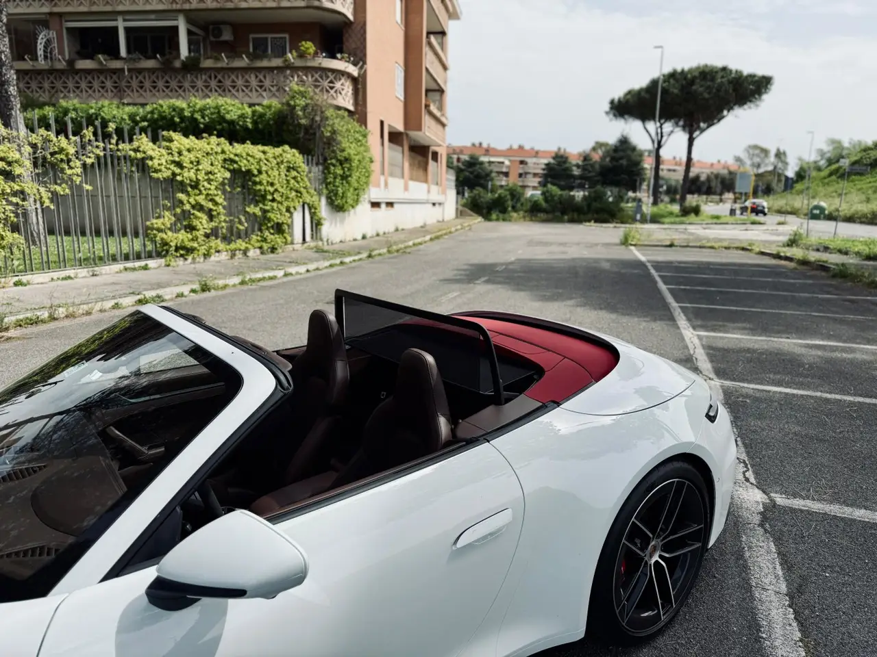 Porsche 992.2 Carrera 4 GTS Cabrio 2025, внешний вид — Barcelona Luxury Car Rental, Барселона. Открытый верх для дороги на Ситжес