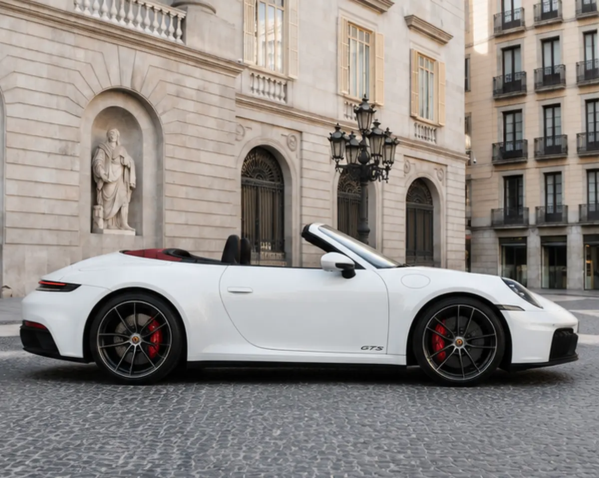 Porsche 992.2 Carrera 4 GTS Cabrio 2025, вид спереди — Barcelona Luxury Car Rental, Барселона. Porsche 992.2 Carrera 4 GTS Cabrio — версия 911 с полным приводом и 540 лошадиными…