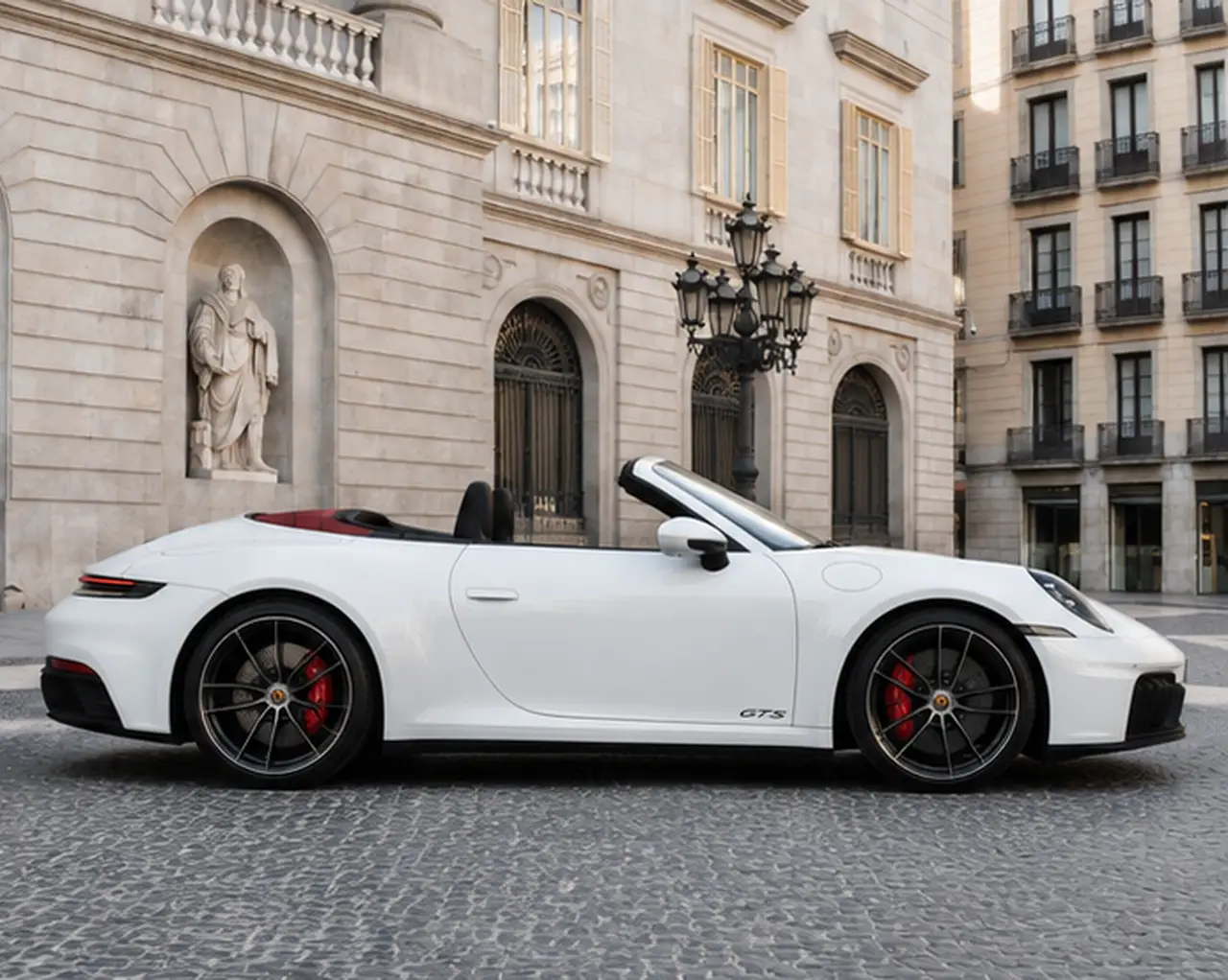 Porsche 992.2 Carrera 4 GTS Cabrio 2025, вид спереди — Barcelona Luxury Car Rental, Барселона. Porsche 992.2 Carrera 4 GTS Cabrio — версия 911 с полным приводом и 540 лошадиными…