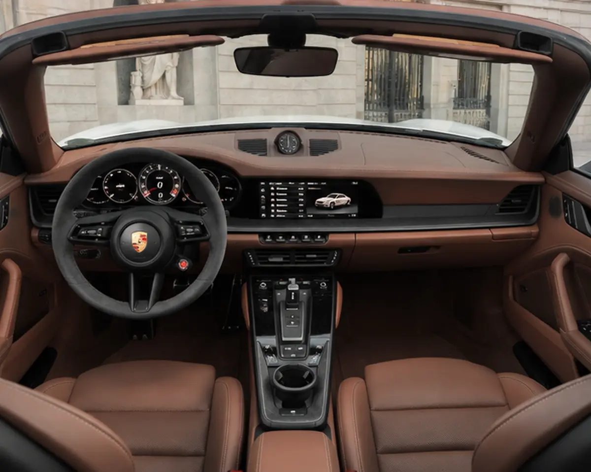 Porsche 992.2 Carrera 4 GTS Cabrio 2025, салон — Barcelona Luxury Car Rental, Барселона. Porsche 992.2 Carrera 4 GTS Cabrio — версия 911 с полным приводом и 540 лошадиными…