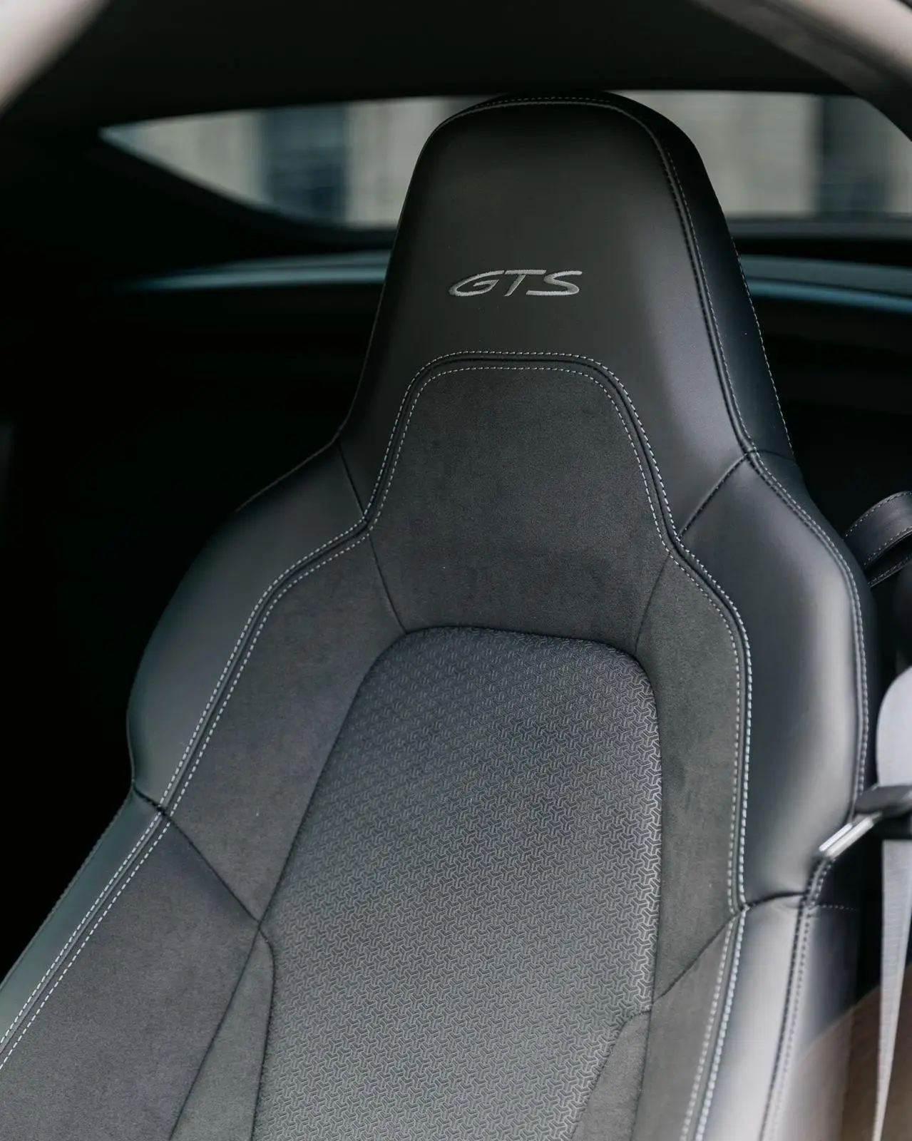 Porsche Carrera Spyder 992,2 GTS 2025, rear view — Barcelona Luxury Car Rental, Barcelona. The Porsche Carrera Spyder 992.2 GTS pairs a 541 hp flat-six with a chassis tuned for…