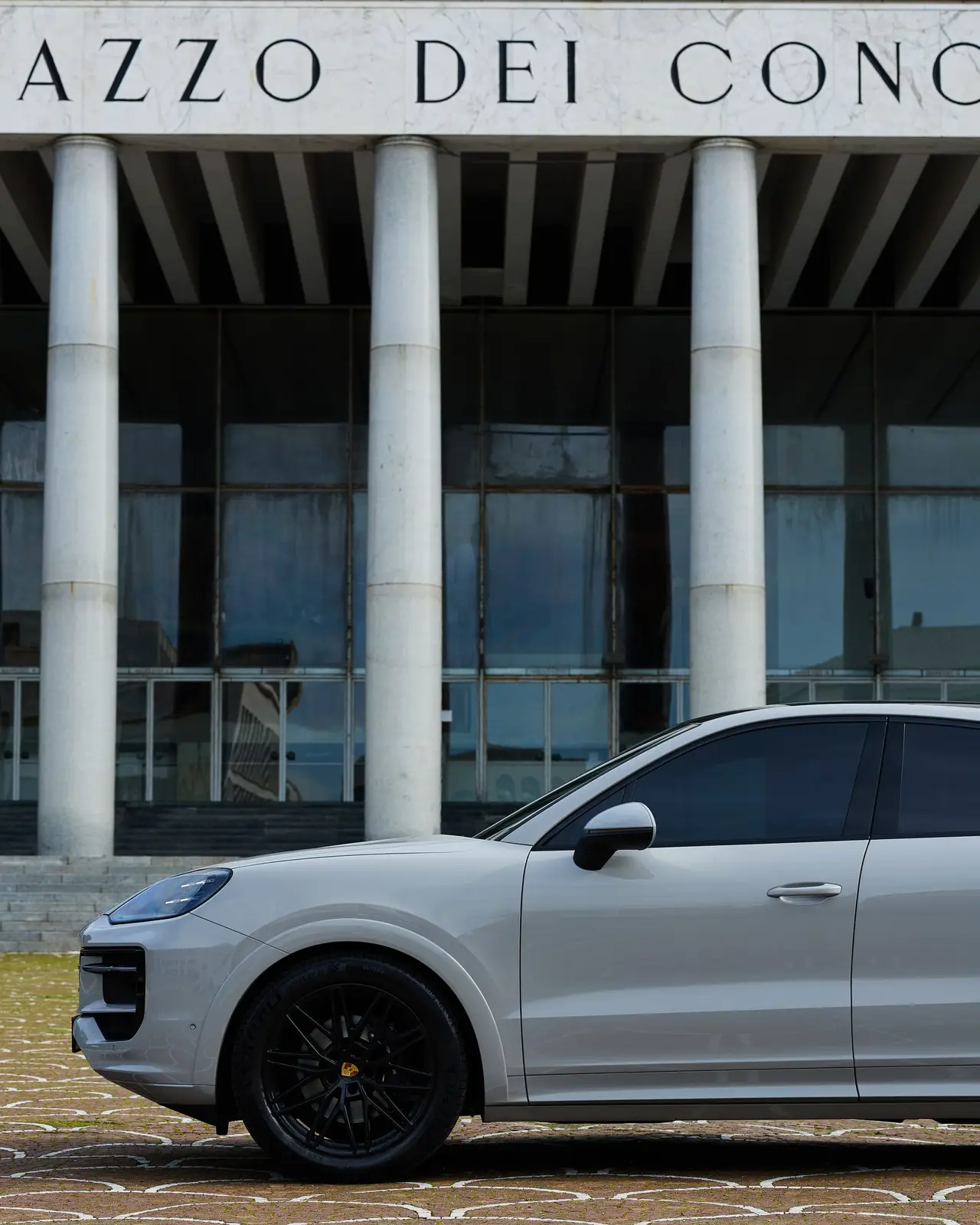 Porsche Cayenne 2025, exterior — Barcelona Luxury Car Rental, Barcelona. The 2025 Porsche Cayenne pairs a 353 hp drivetrain with the composed, planted handling…
