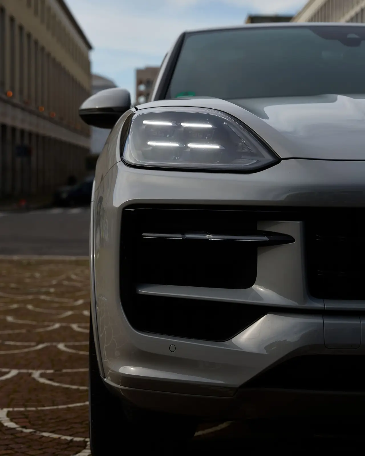 Porsche Cayenne 2025, front view — Barcelona Luxury Car Rental, Barcelona. The 2025 Porsche Cayenne pairs a 353 hp drivetrain with the composed, planted handling…