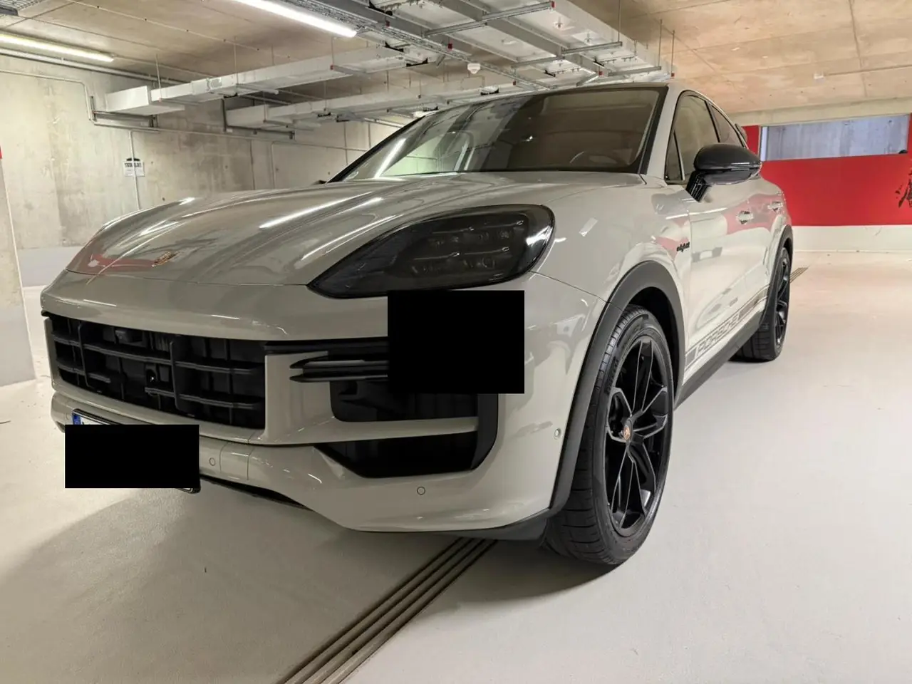 Porsche Cayenne Turbo E-Hybrid Coupé GT 2026, exterior — Barcelona Luxury Car Rental, Barcelona. El Porsche Cayenne Turbo E-Hybrid Coupé GT 2026 reúne en un todoterreno de cinco plazas…