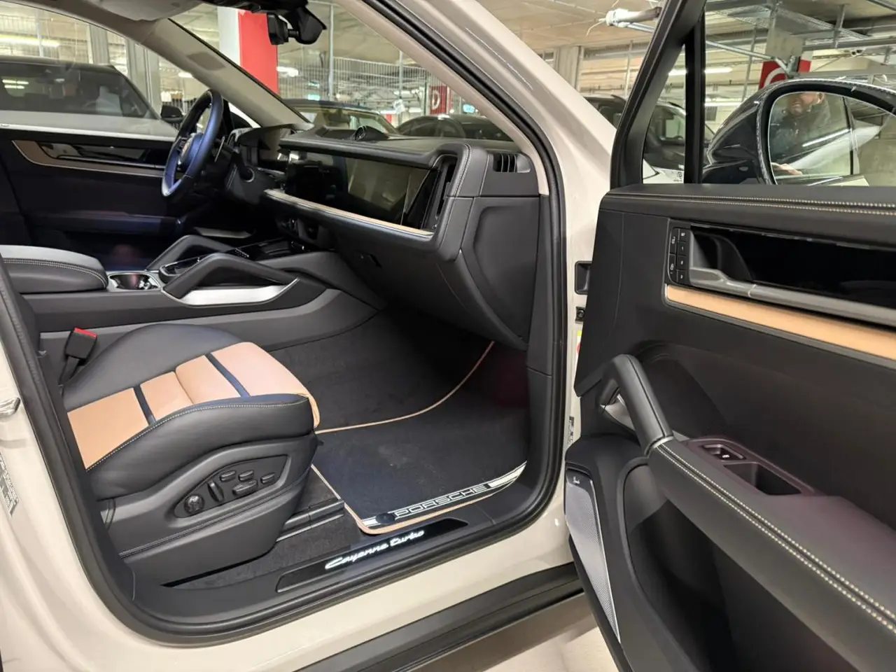 Porsche Cayenne Turbo E-Hybrid Coupé GT 2026, vista trasera — Barcelona Luxury Car Rental, Barcelona. El Porsche Cayenne Turbo E-Hybrid Coupé GT 2026 reúne en un todoterreno de cinco plazas…
