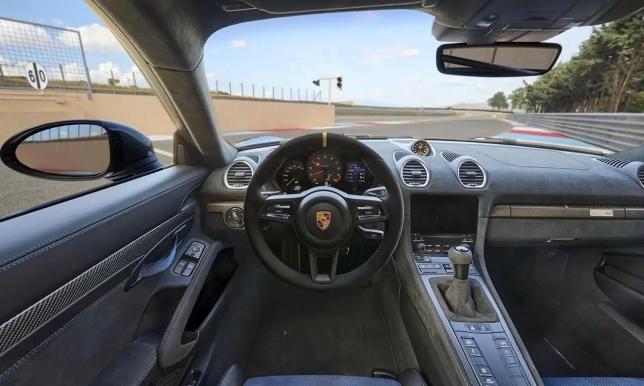 Porsche GT4 RS 2024, extérieur — Barcelona Luxury Car Rental, Barcelona. La Porsche GT4 RS 2024 appartient à cette catégorie restreinte de voitures pensées avant…