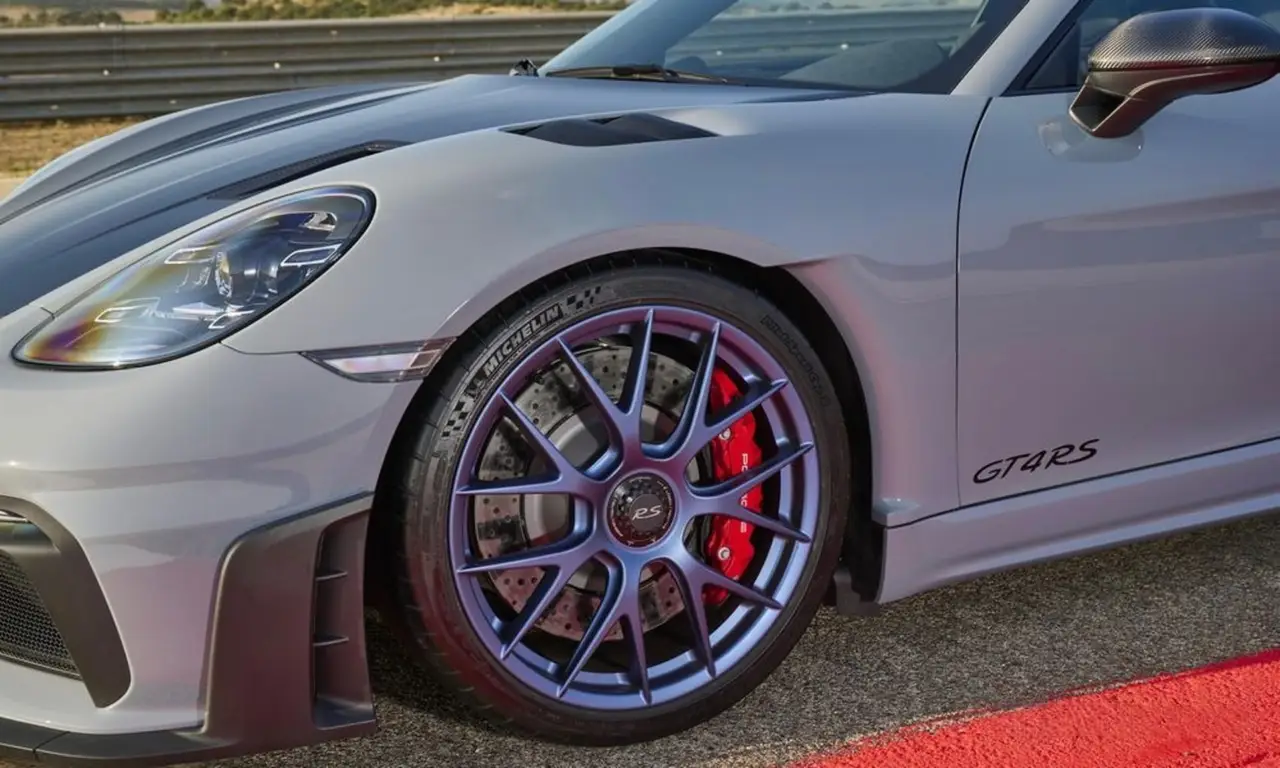 Porsche GT4 RS 2024, vue avant — Barcelona Luxury Car Rental, Barcelona. La Porsche GT4 RS 2024 appartient à cette catégorie restreinte de voitures pensées avant…