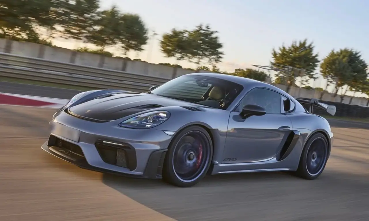 Porsche GT4 RS 2024, vue arrière — Barcelona Luxury Car Rental, Barcelona. La Porsche GT4 RS 2024 appartient à cette catégorie restreinte de voitures pensées avant…
