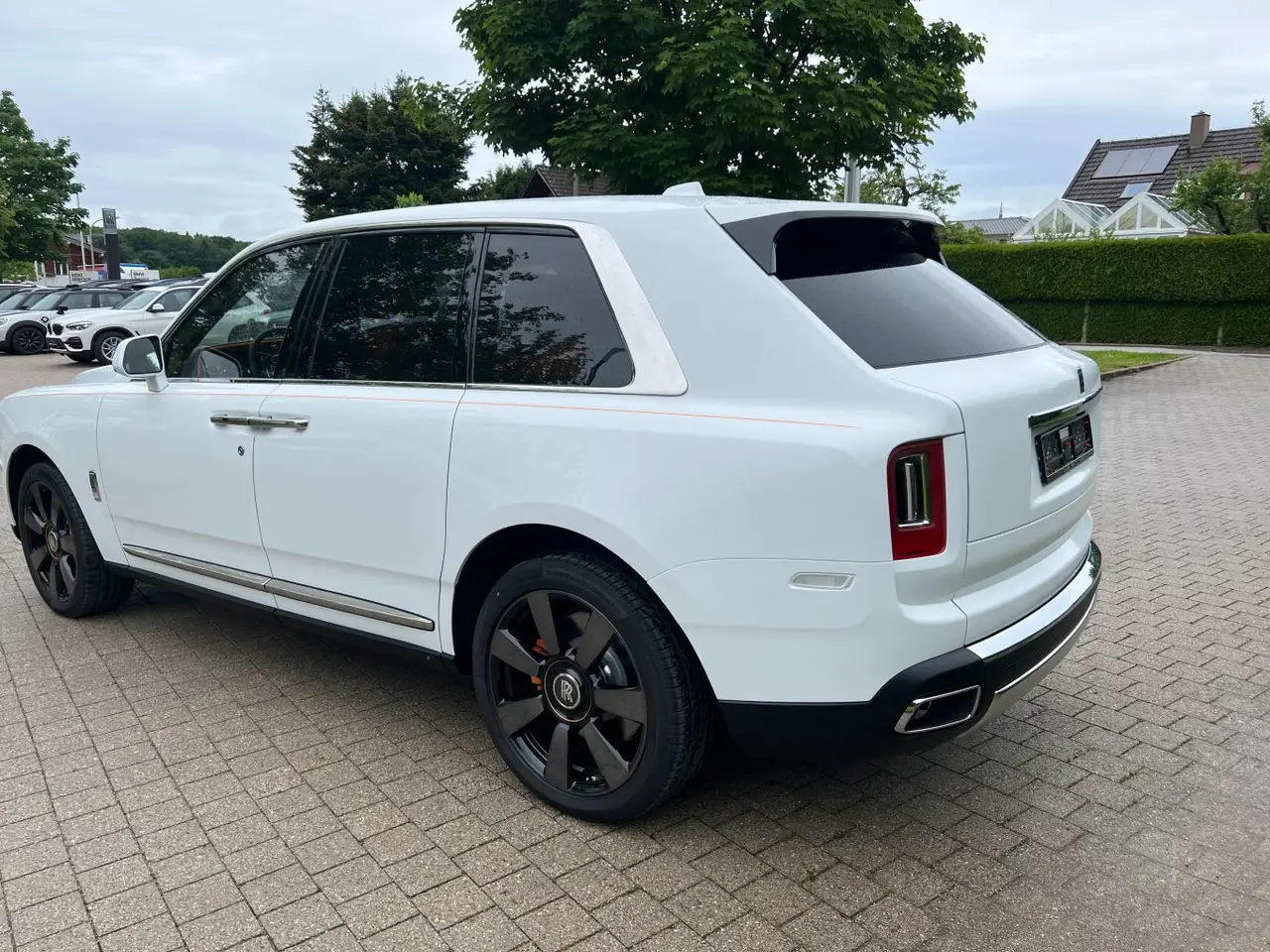 Rolls-Royce Cullinan 2022, side profile — Barcelona Luxury Car Rental, Barcelona. The 2022 Rolls-Royce Cullinan sits apart from the rest of a luxury SUV segment by…