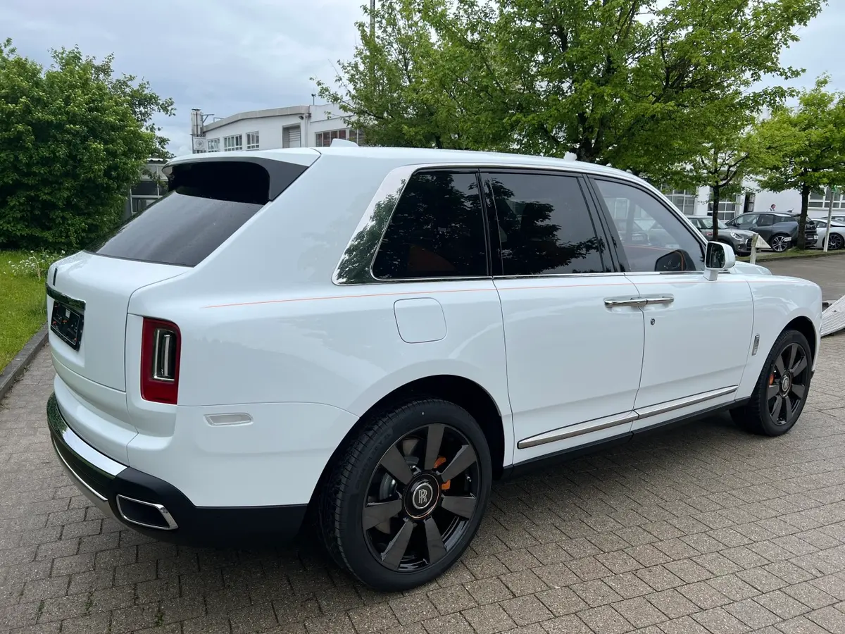 Rolls-Royce Cullinan 2022, exterior — Barcelona Luxury Car Rental, Barcelona. The 2022 Rolls-Royce Cullinan sits apart from the rest of a luxury SUV segment by…