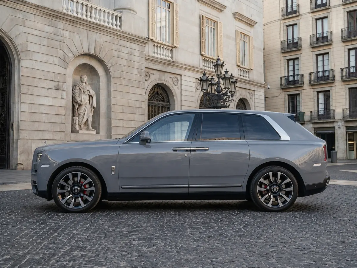 Rolls-Royce Cullinan 2025, exterior — Barcelona Luxury Car Rental, Barcelona. The 2025 Rolls-Royce Cullinan 2025 is the most commanding luxury SUV available for rental…