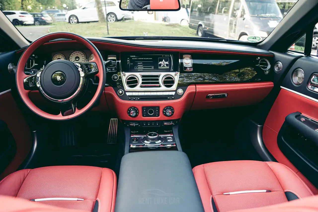 Rolls-Royce Dawn 2022, exterior — Barcelona Luxury Car Rental, Barcelona. The Rolls-Royce Dawn carries its 563 hp with the kind of unhurried authority that defines…