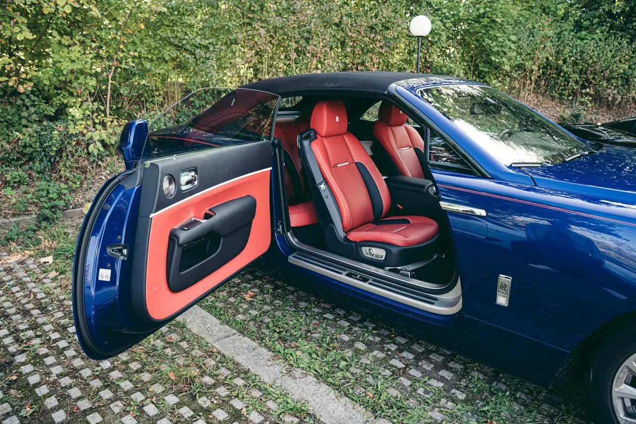 Rolls-Royce Dawn 2022, front view — Barcelona Luxury Car Rental, Barcelona. The Rolls-Royce Dawn carries its 563 hp with the kind of unhurried authority that defines…