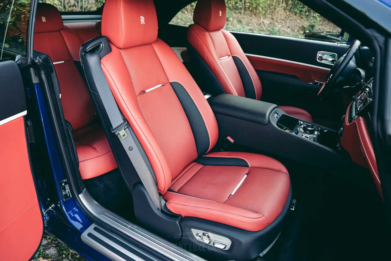 Rolls-Royce Dawn 2022, rear view — Barcelona Luxury Car Rental, Barcelona. The Rolls-Royce Dawn carries its 563 hp with the kind of unhurried authority that defines…