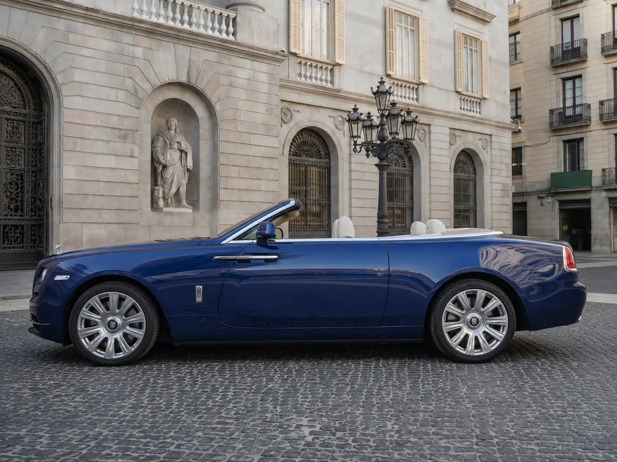 Rolls-Royce Dawn 2022, exterior — Barcelona Luxury Car Rental, Barcelona. The Rolls-Royce Dawn carries its 563 hp with the kind of unhurried authority that defines…