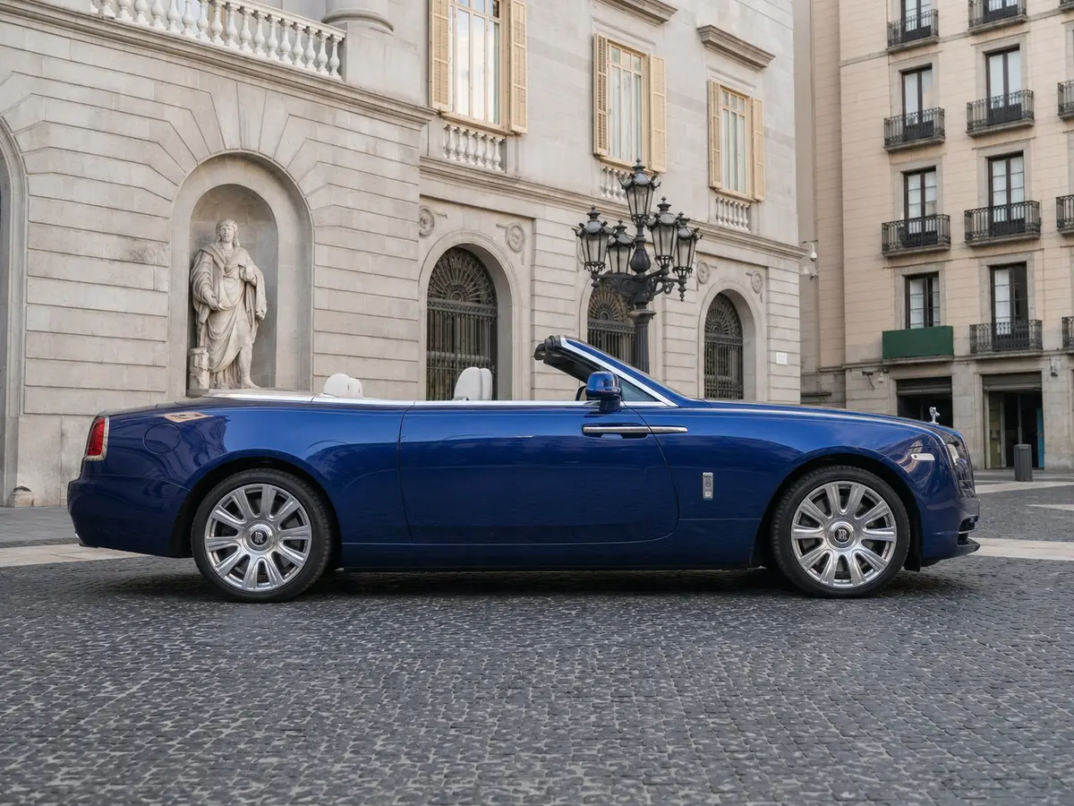 Rolls-Royce Dawn 2022, front view — Barcelona Luxury Car Rental, Barcelona. The Rolls-Royce Dawn carries its 563 hp with the kind of unhurried authority that defines…
