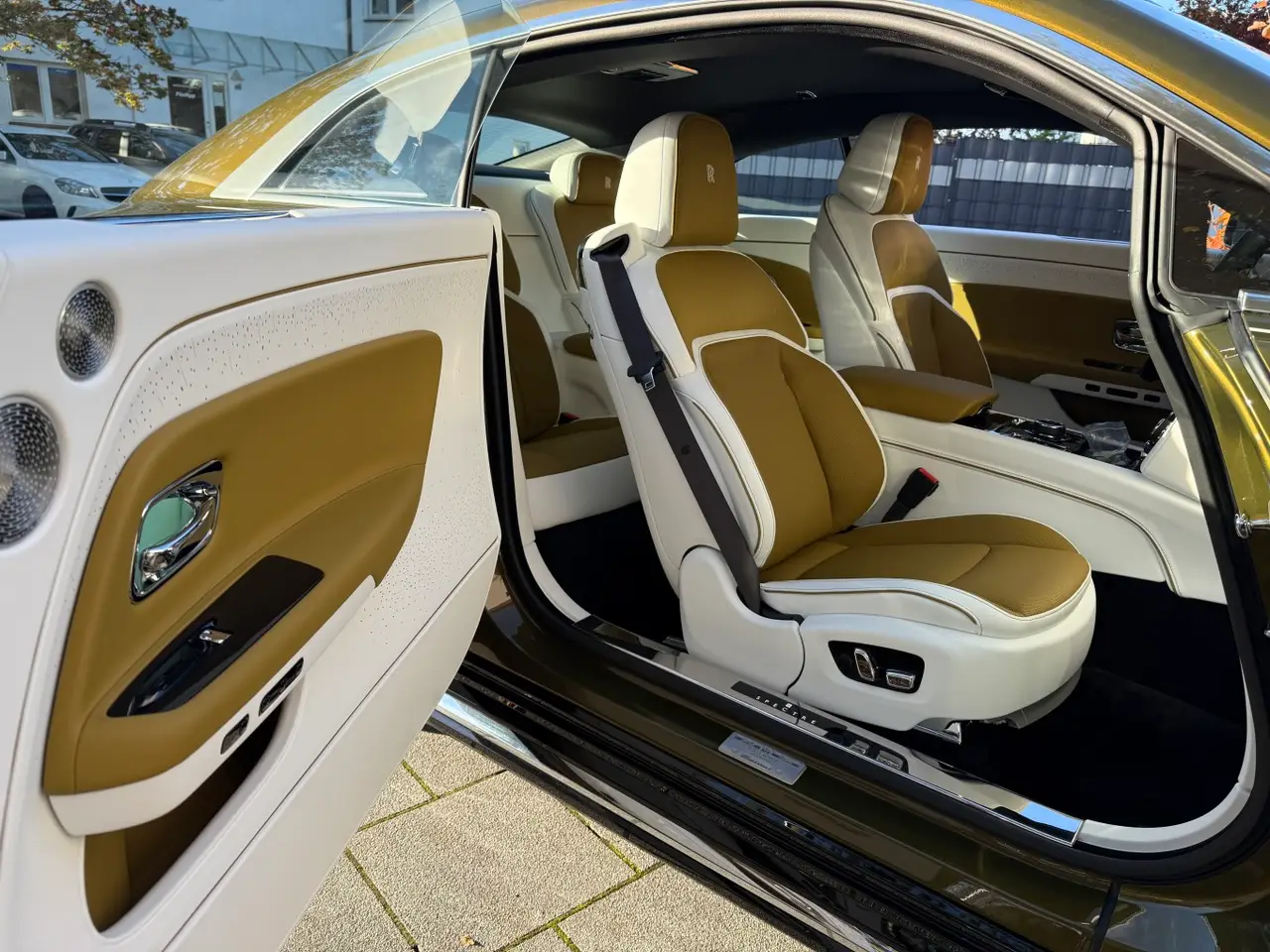 Rolls-Royce Spectre 2024, внешний вид — Barcelona Luxury Car Rental, Барселона. Тихая мощь для вечерних набережных Барселонеты