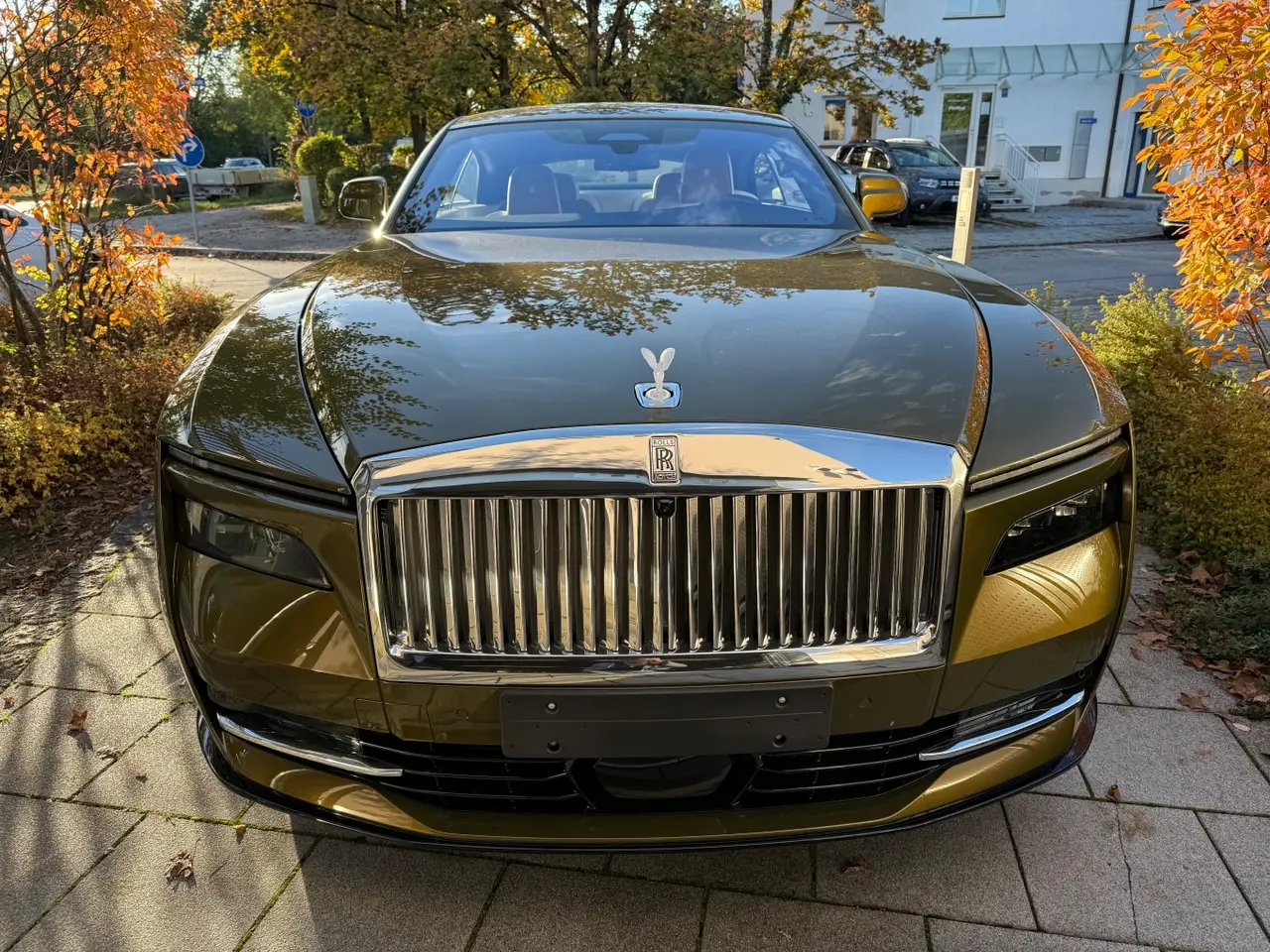 Rolls-Royce Spectre 2024, вид спереди — Barcelona Luxury Car Rental, Барселона. Тихая мощь для вечерних набережных Барселонеты