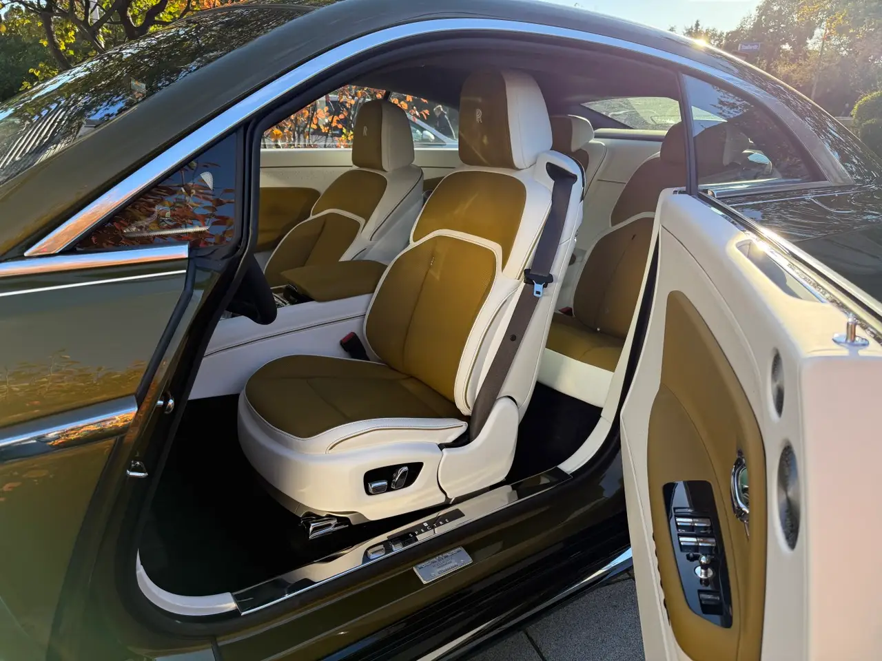 Rolls-Royce Spectre 2024, вид сзади — Barcelona Luxury Car Rental, Барселона. Тихая мощь для вечерних набережных Барселонеты