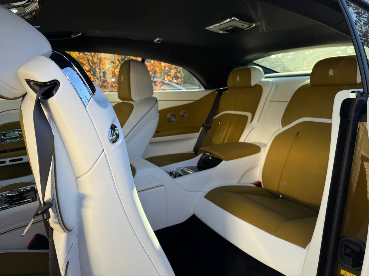 Rolls-Royce Spectre 2024, салон — Barcelona Luxury Car Rental, Барселона. Тихая мощь для вечерних набережных Барселонеты
