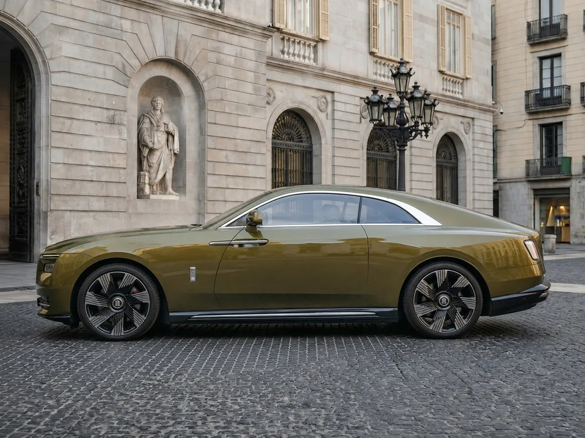 Rolls-Royce Spectre 2024, exterior — Barcelona Luxury Car Rental, Barcelona. El Rolls-Royce Spectre 2024, con cuatro plazas y tren motriz completamente eléctrico,…
