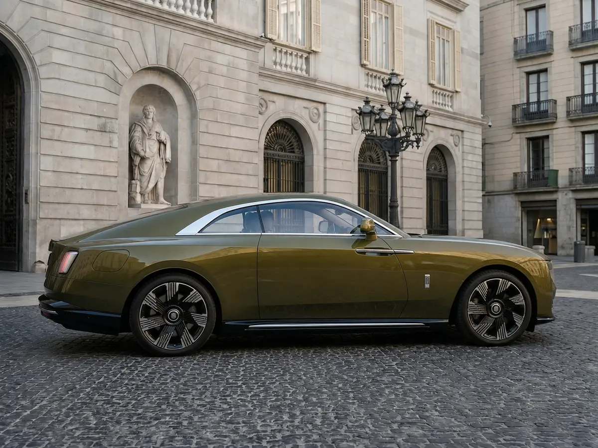 Rolls-Royce Spectre 2024, vista frontal — Barcelona Luxury Car Rental, Barcelona. El Rolls-Royce Spectre 2024, con cuatro plazas y tren motriz completamente eléctrico,…