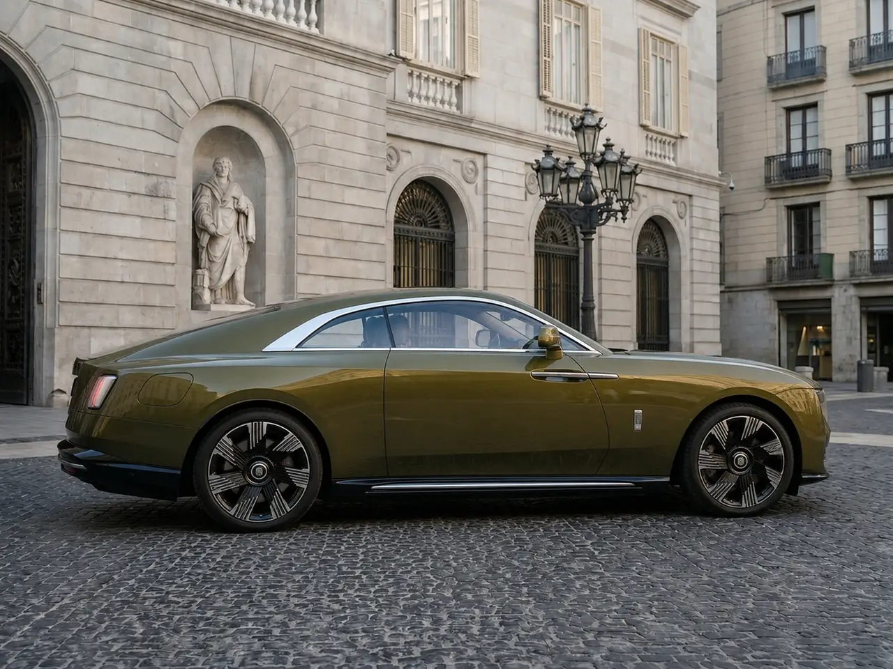 Rolls-Royce Spectre 2024, vista frontal — Barcelona Luxury Car Rental, Barcelona. El Rolls-Royce Spectre 2024, con cuatro plazas y tren motriz completamente eléctrico,…